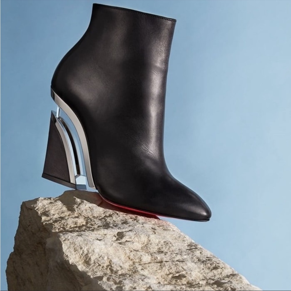 CHRISTIAN LOUBOUTIN Levitibootie
100 Black
Leather ankle boots